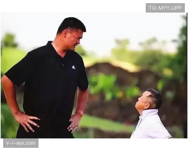 姚明下场买菜带队保镖,谁说篮球巨星都是满街飙车? 姚明下场买菜带队保镖,谁说篮球巨星都是满街飙车?